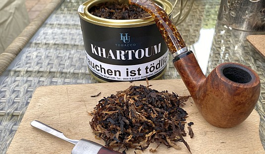 Mit einer ordentlich Portion Latakia und mit etwas Black Cavendish