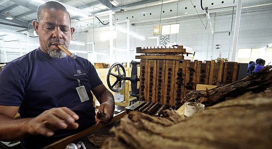 Heute arbeiten mehr als 400 einheimische Mitarbeiterinnen und Mitarbeiter vor Ort für Arnold André Dominicana